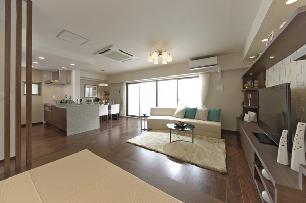 Living.  [living ・ dining] Zenteiminami facing & corner dwelling unit. 1 floor 2 House design, High sense of openness and ventilation ・ Realize the lighting of. Living to put take plenty of light and wind from the wide windows ・ Dining (taken with the concept Room)