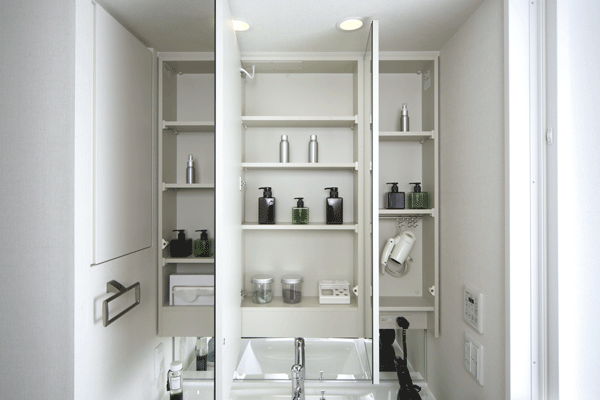 Bathing-wash room.  [Three-sided mirror back storage] Such as at the time of make-up, Handy to three-sided mirror. further, Kagamiura is, Ingenuity of cosmetics and small parts storage space, such as ease of use is also versatile (same specifications)