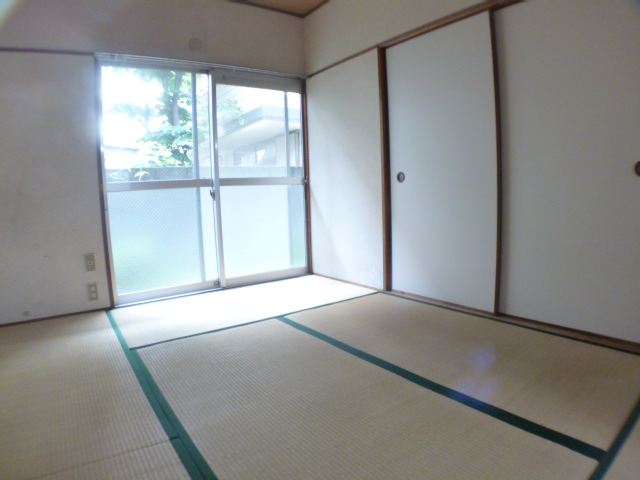 Living and room. It will calm the Japanese-style room.