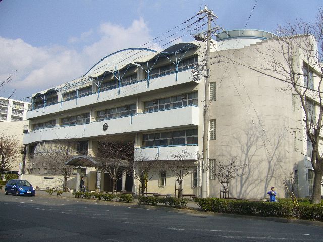 Junior high school. 1084m to Kobe Municipal Uozakinaka school (junior high school)