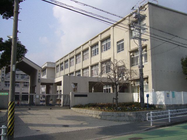 Primary school. 765m to Kobe Municipal Uozaki elementary school (elementary school)
