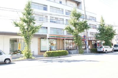 Convenience store. 600m to Seven-Eleven (convenience store)