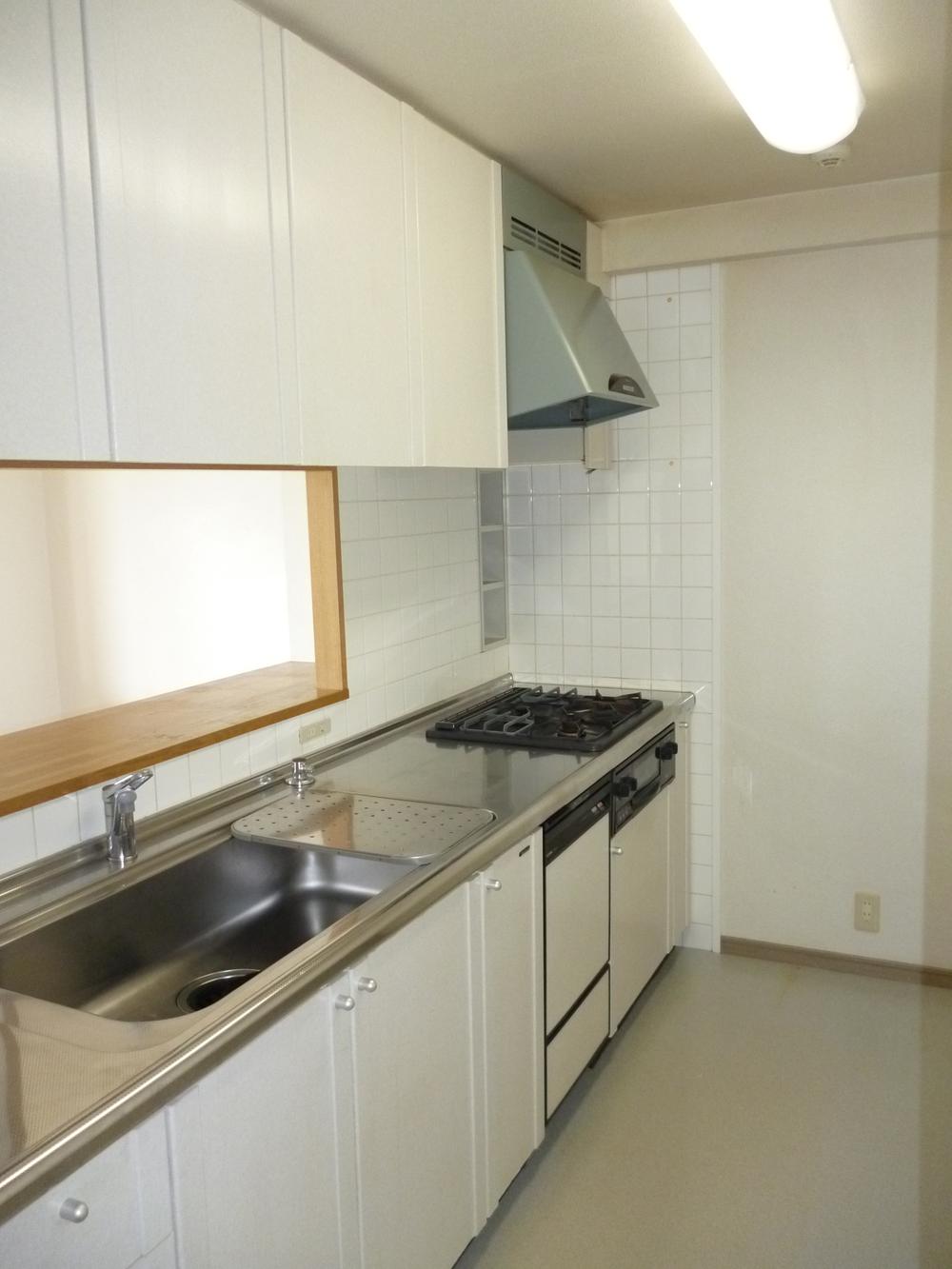 Kitchen. It is with dish washing and drying machine! Storage is also a plenty, This is useful in daily life ☆
