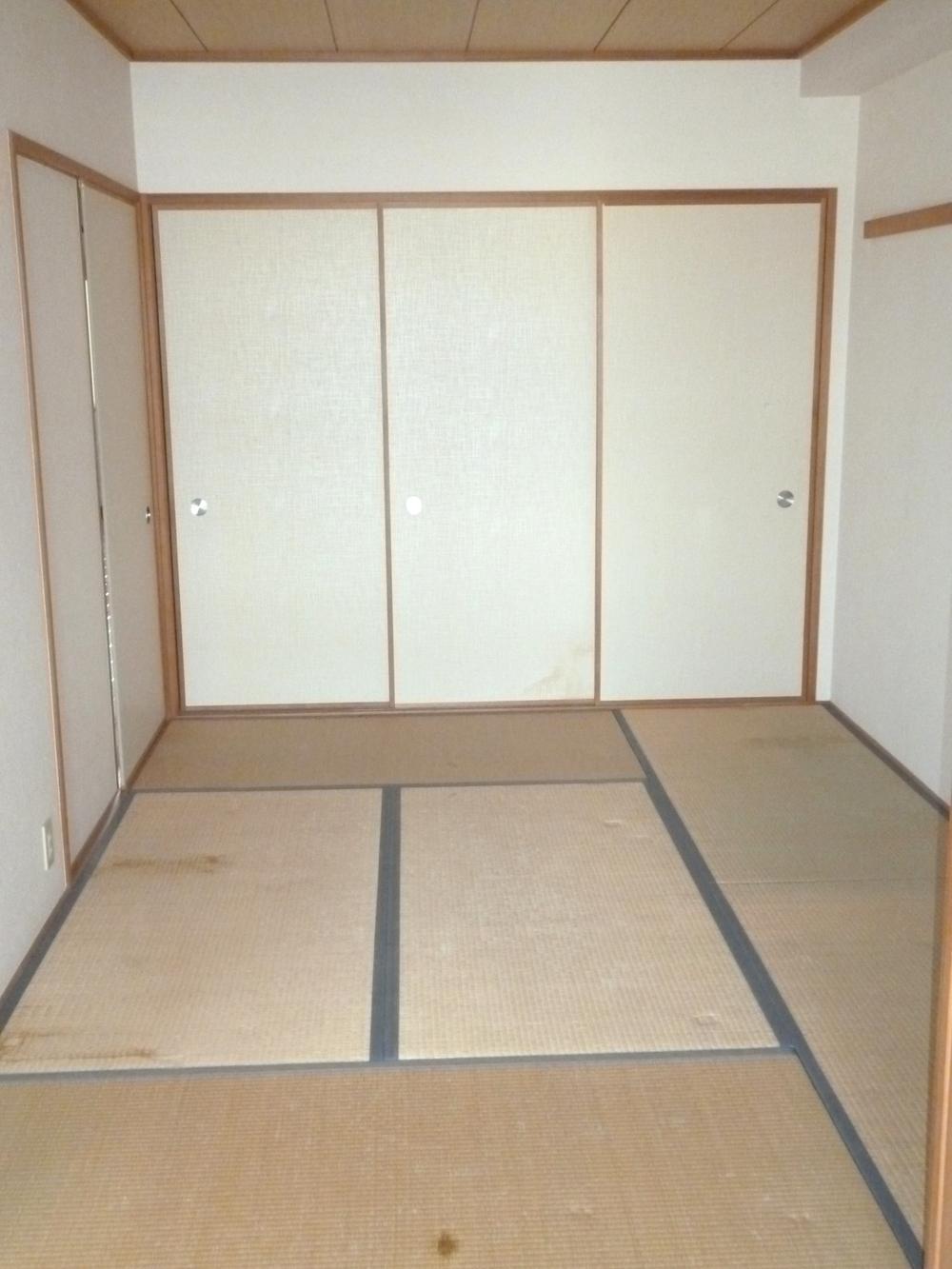Non-living room. Japanese-style room that follows the living room, It is also ideal for nap of children. It is also a pleasant breeze from the balcony
