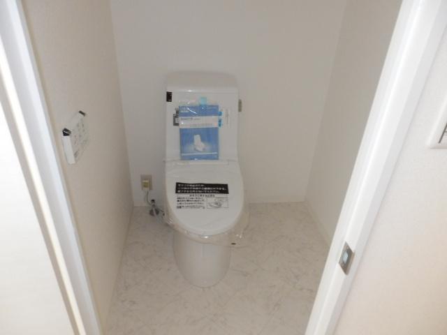 Toilet. Indoor (12 May 2013) Shooting
