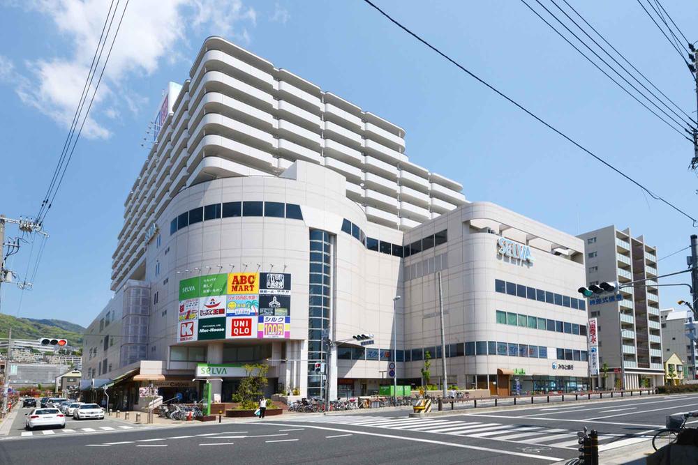 Other. Kansai Super and Arca drag, Building complex consisting of a large number of specialty stores such as Uniqlo.  There is also a fitness gym. 
