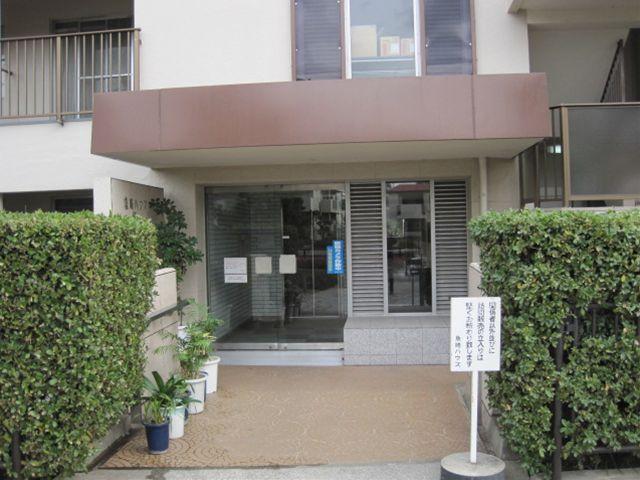 Entrance. Front door