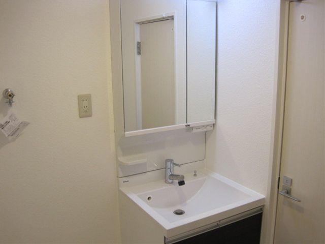 Wash basin, toilet. Is settled had made