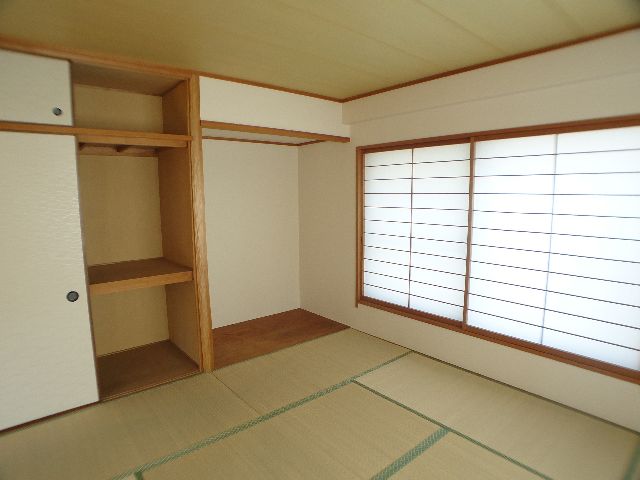 Living and room. It will calm the Japanese-style room.