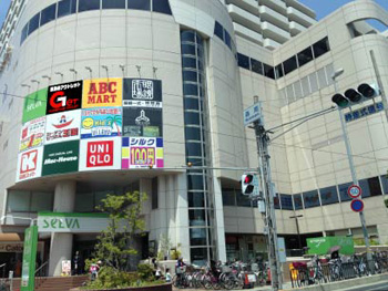 Shopping centre. Uniqlo Selva Konan Yamate shop until the (shopping center) 807m