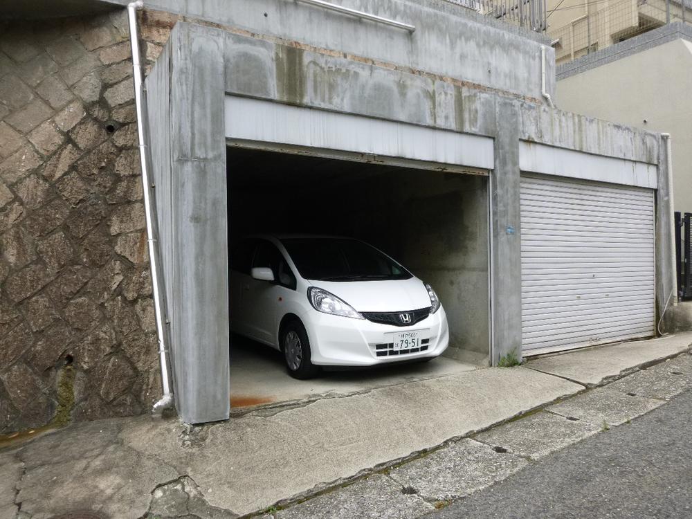 Parking lot.  ■ Garage digging