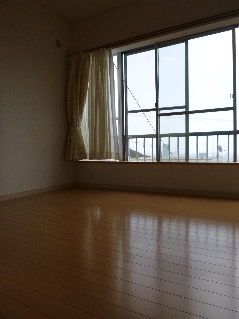 Non-living room.  ■ South Western-style