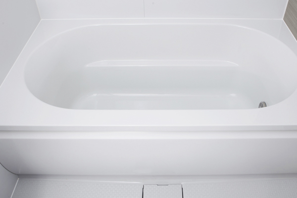 Bathing-wash room.  [WA bathtub] Simple design that combines straight lines and semicircles. Rim grip to support the body has been adopted (same specifications)
