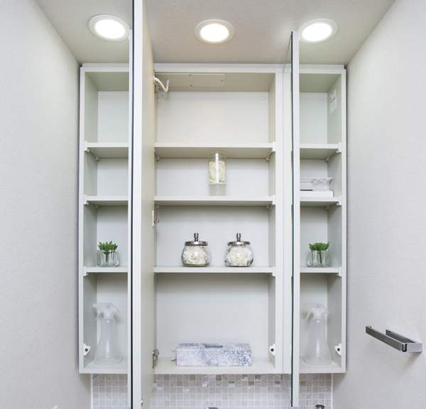 Bathing-wash room.  [Three-sided mirror back storage] And mirror back is turned over the entire surface storage, For convenient storage, such as small parts you use every day (same specifications)