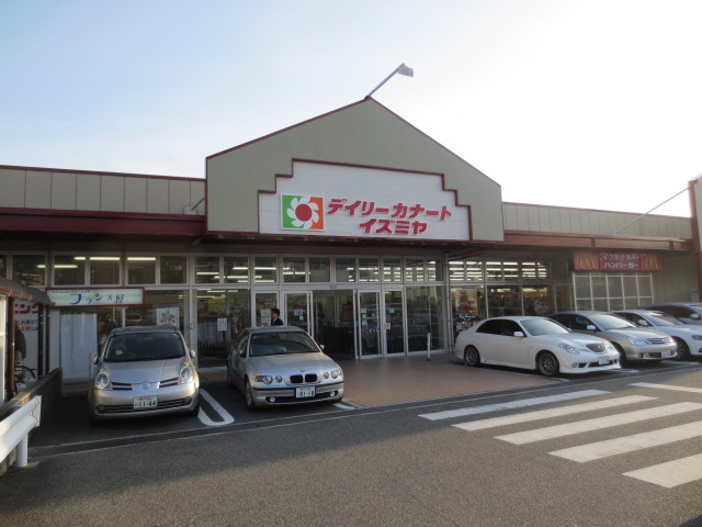 Supermarket. Izumiya to (super) 130m