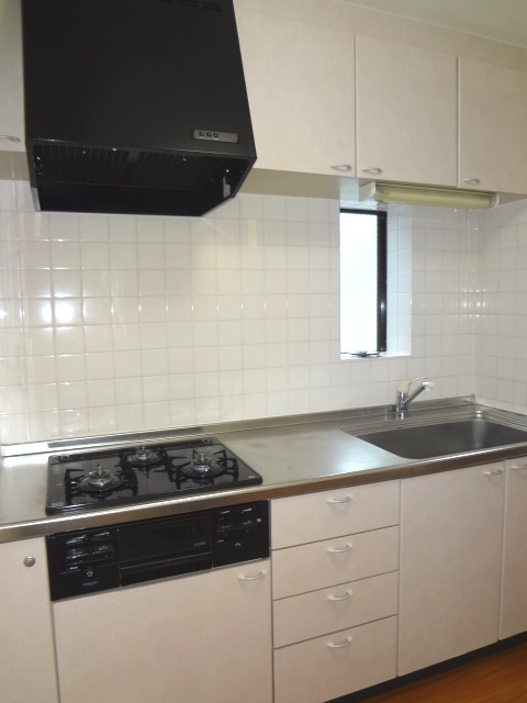 Kitchen. Glass top stove, Range hood is a new article