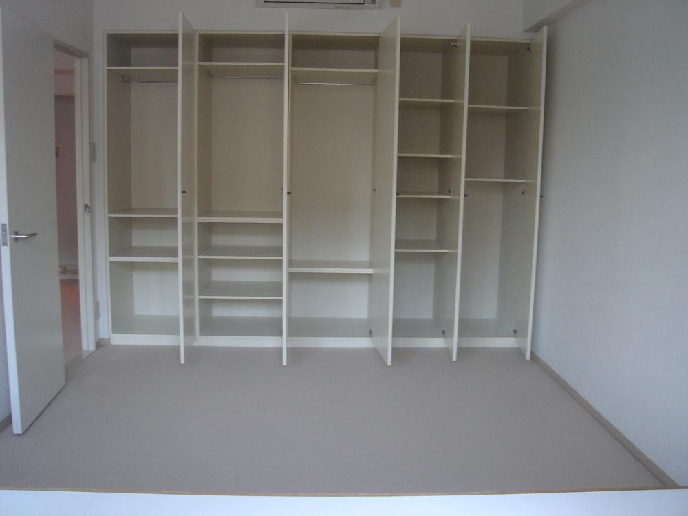 Other room space. Spread of storage