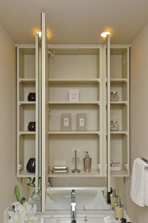 Bathing-wash room.  [Three-sided mirror back storage] And mirror back is turned over the entire surface storage, For convenient storage, such as small parts you use every day (same specifications)