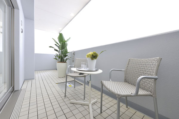 balcony ・ terrace ・ Private garden.  [balcony] Balcony spread to south is, Space of the room that can be used as outdoor living. Guests can do fun tea time under the blue sky, Or grow seasonal flowers. Masu fun Me a living in their own way of style ( ※ )