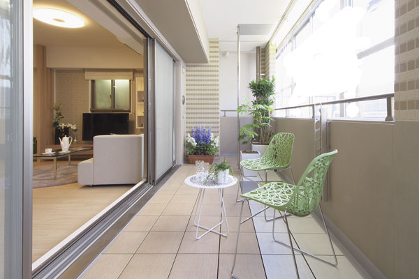 balcony ・ terrace ・ Private garden.  [balcony] Balcony leading to the airy living room, So that it can also be used as outdoor living, Depth has been sufficiently secured. Such as a reunion or private time with family, Spend the elegant time (A type model room)