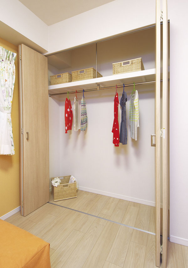 Receipt.  [closet] Adopt a closet provided with a top shelf and hanger pipe in Western-style. The floor and flooring we have extended sense of unity with the living room (same specifications)