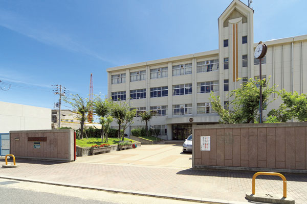 Surrounding environment. Municipal Yoshida Junior High School (4-minute walk ・ About 244m)