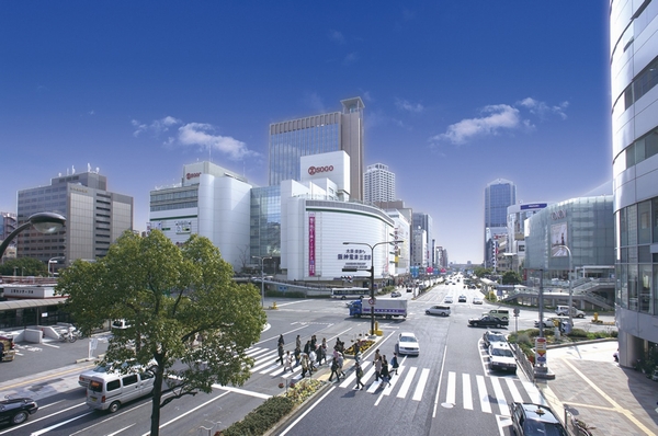 Building structure. Major department stores and commercial facilities gathered, Sannomiya is living area crowded also as a tourist destination. Enjoy the convenience of the city center proximity (Sannomiya station square scenery)
