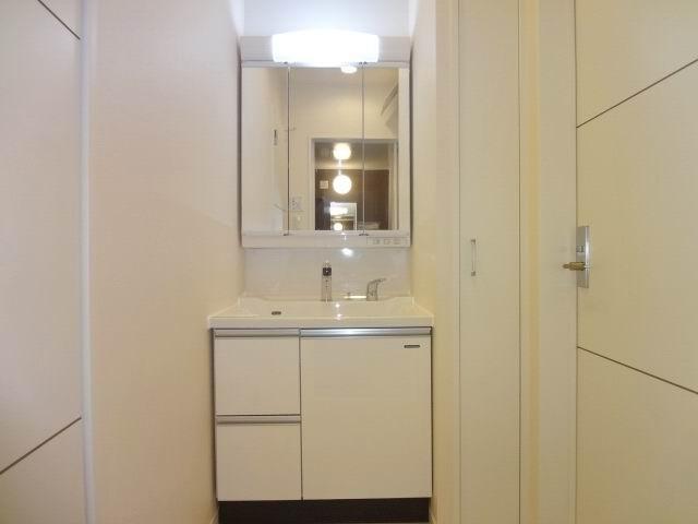 Wash basin, toilet. First floor Parudarumu. Shampoo dresser with a three-way mirror cabinet. 