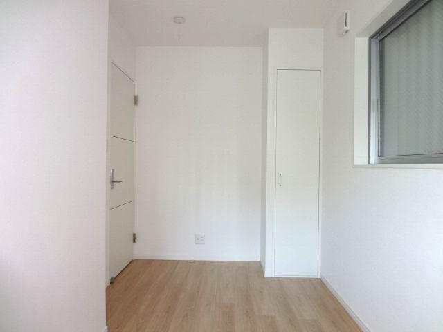 Non-living room. 1 Kaiyoshitsu 4.5 Pledge. Two-sided lighting ・ It is with a closet. 