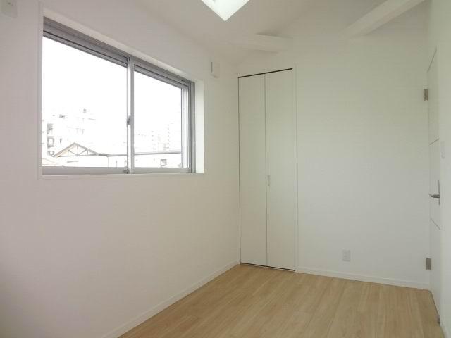 Non-living room. 3 Kaiyoshitsu 5 Pledge. Top light ・ loft ・ It is with a closet. 