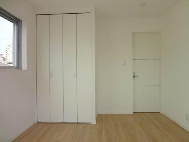 Non-living room. 3 Kaiyoshitsu 6.1 Pledge. Two-sided lighting ・ It is with a closet. 