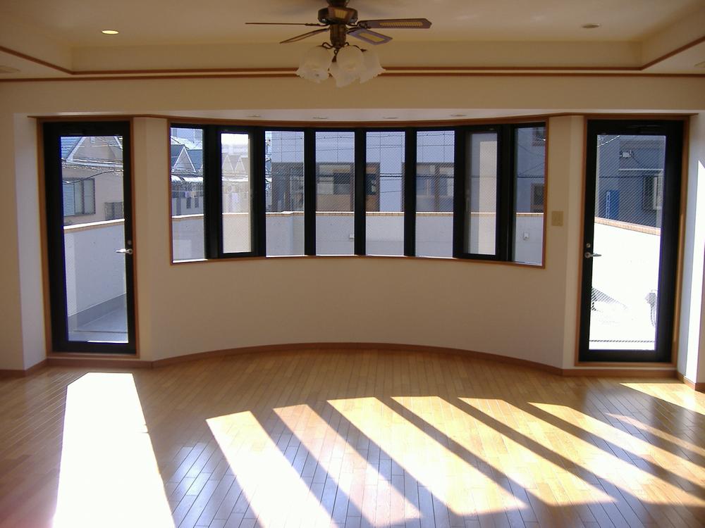 Living. Second floor LDK23 Pledge. Exposure to the sun ・ Ventilation good. Balcony 47 square meters. Flooring repair.