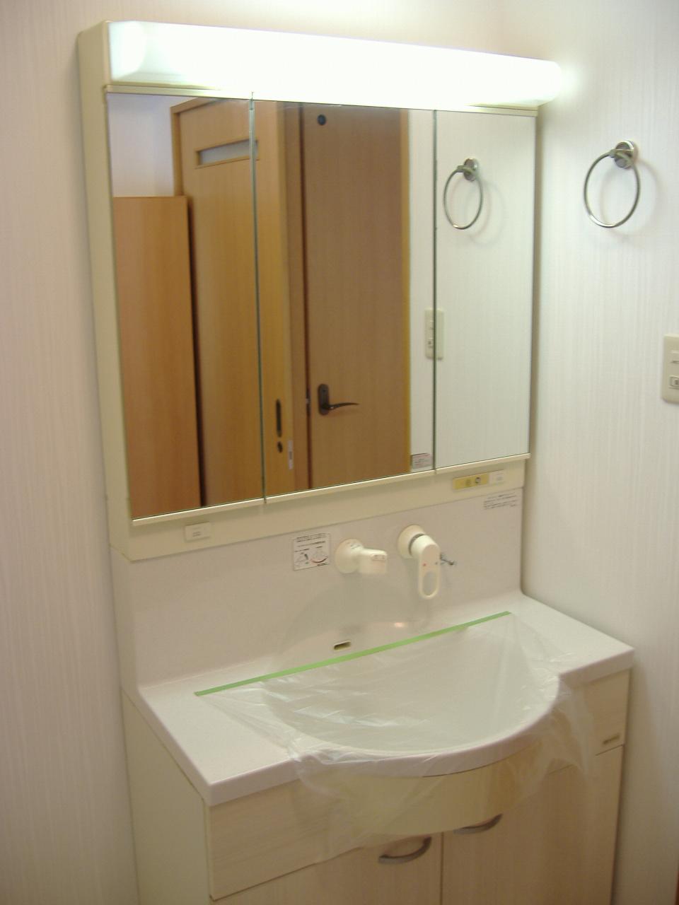 Wash basin, toilet. Second floor. 3 with a mirror, shampoo dresser.