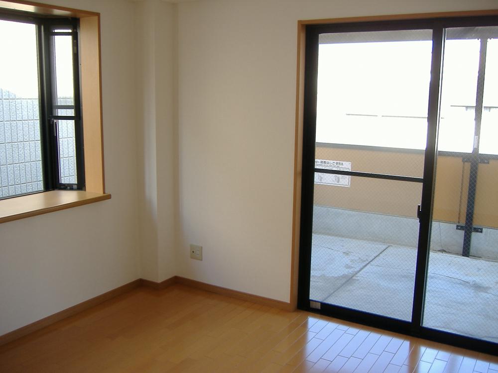 Non-living room. 3 Kaiyoshitsu 5.5 Pledge. balcony ・ bay window ・ With closet. Cross stuck Kawasumi.