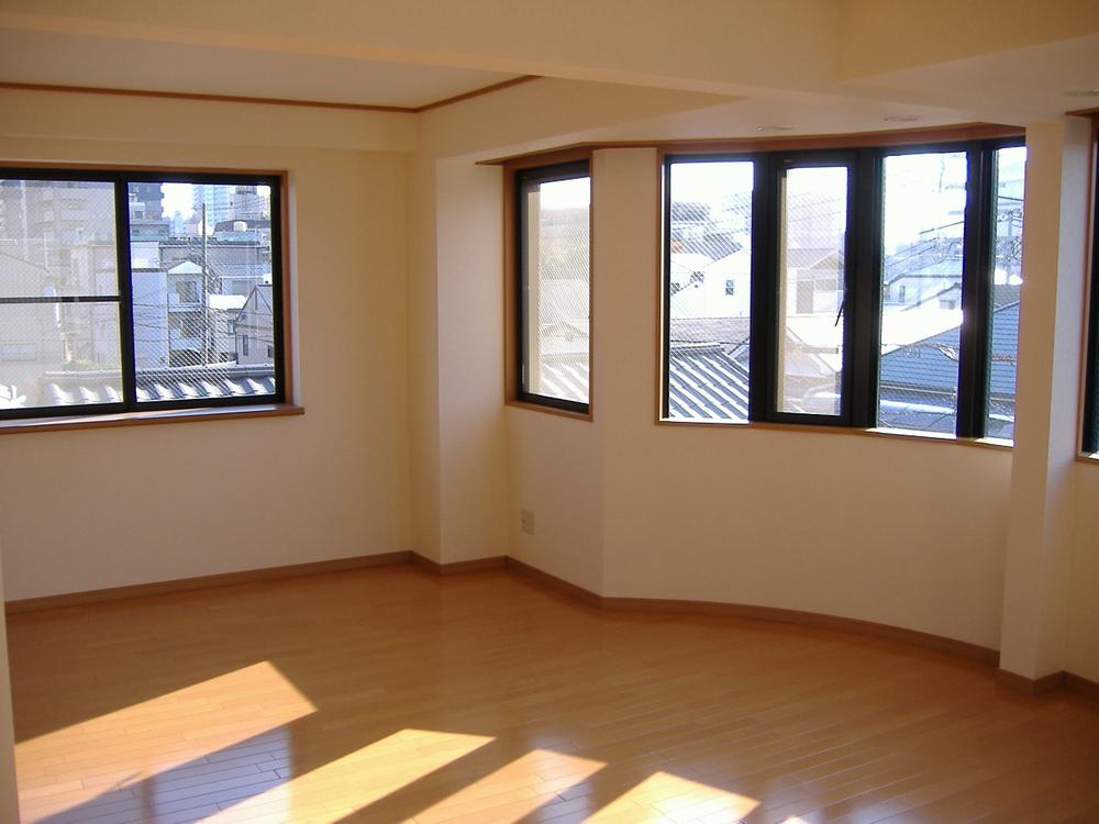 Non-living room. 3 Kaiyoshitsu 17.8 quires. Daylighting ・ Ventilation good. With closet. Cross stuck Kawasumi.