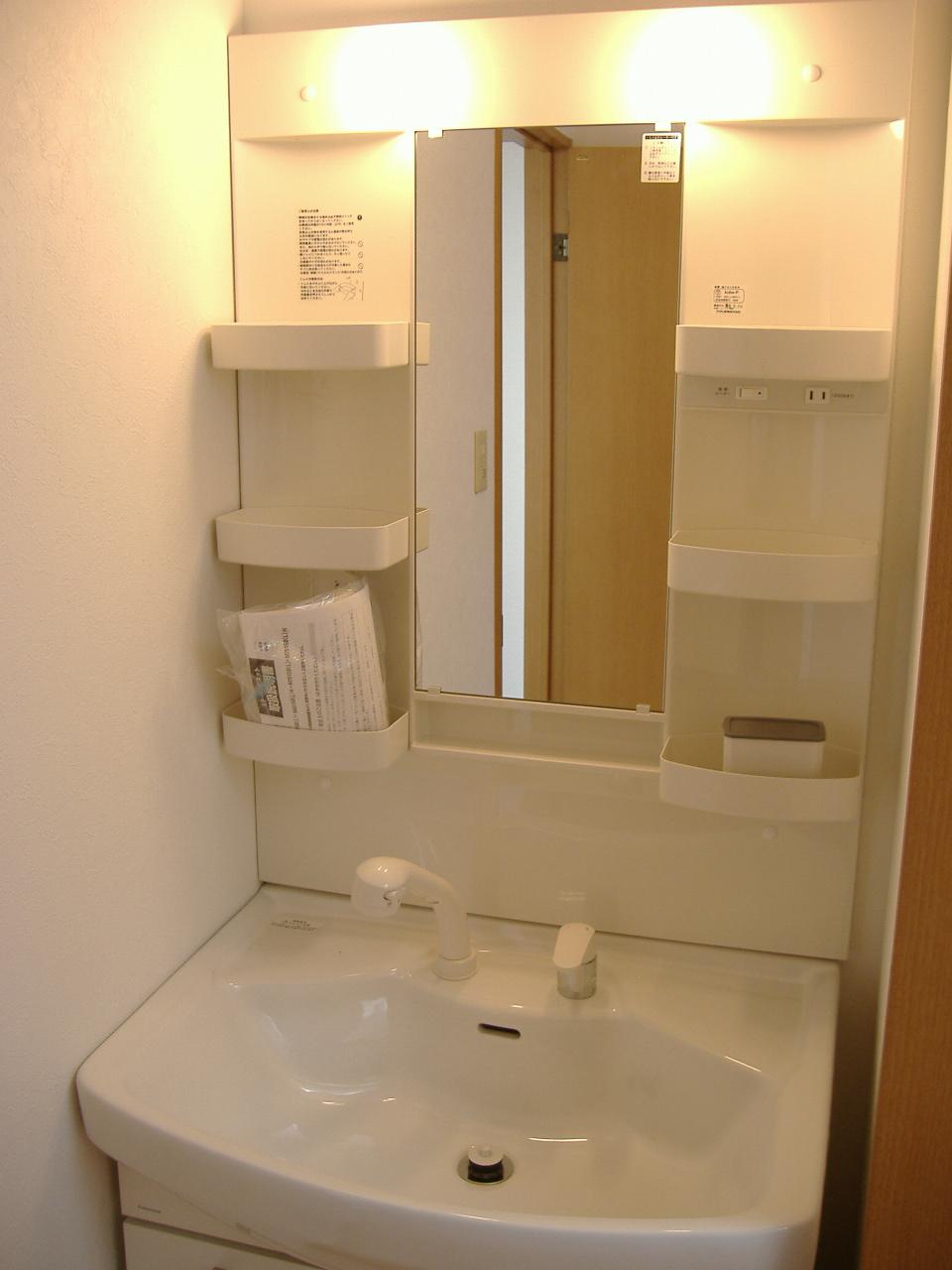 Wash basin, toilet. 3rd floor. Shampoo dresser.