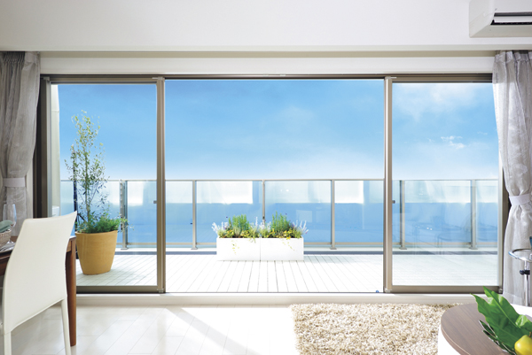 Living.  [Center open sash] living ・ Dining windows, Open from the center, Center open type has been adopted. Also increase the sense of unity with the balcony ※ C ・ D ・ E ・ F ・ G ・ I ・ It will be installed only Ig type (I type model room. Has been CG synthesizing the sky, In fact a slightly different)