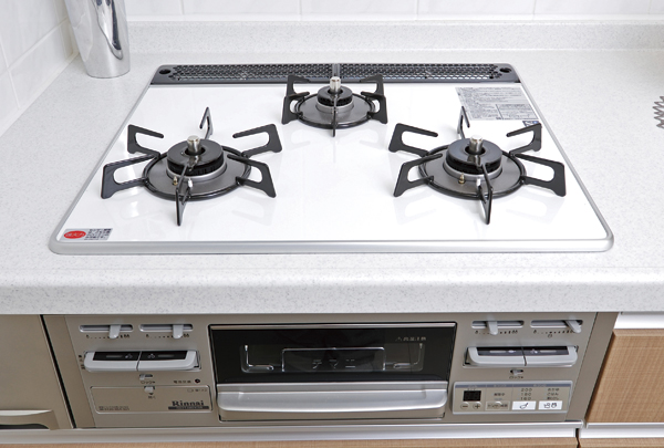 Kitchen.  [Enamel top stove] Strength than glass top there is a high enamel top stove has been adopted. Remove the Gotoku Easy to clean just wipe and also quick, such as spilled boiled in flat. In addition to the temperature sensor is installed in every burner, Baked delicious without water grill (same specifications)