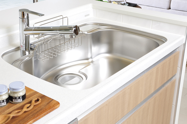 Kitchen.  [Quiet center pocket sink] Silent type to reduce the water wings sound. It has never clogged even in large washing by the step of the drain outlet (same specifications)
