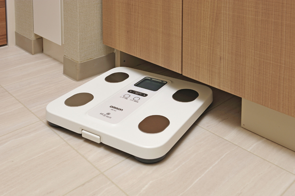 Bathing-wash room.  [Health meter storage] At the bottom of the cabinet have health meter storage space to be put away and clean the weight scale is ensured (same specifications)