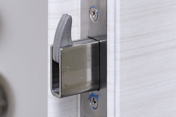 Security.  [Sickle with a dead bolt] By uneven shape of the protruding shape and frame of Tobirato tip portion, Tightly cover the door lock portion. The simple structure that the key can not be forced open (same specifications)
