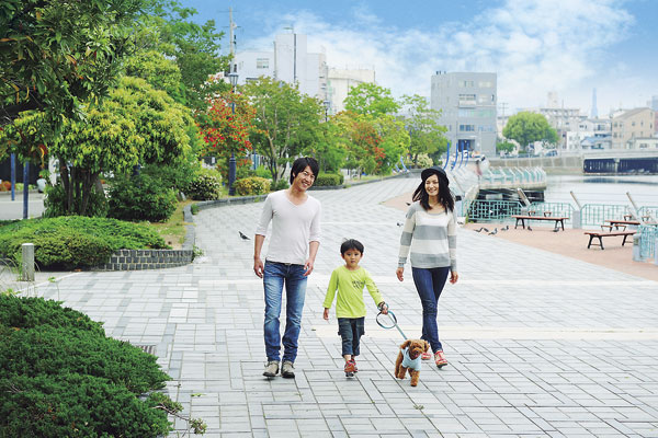 Surrounding environment. Canal promenade along the Shinkawa canals such as the wood deck of an 8-minute walk is in place as laid is walking. Heart Uruou living is likely to send, such as walking or jogging in the water (about 620m)