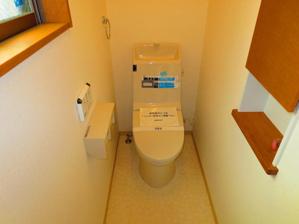 Toilet. Of course, it is with a bidet. 