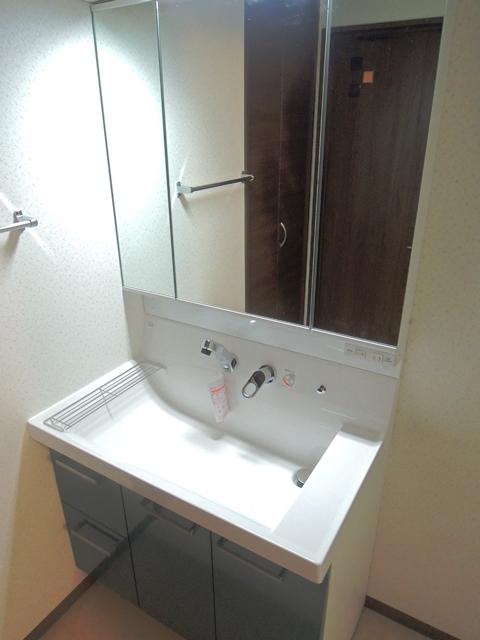 Wash basin, toilet. Indoor (11 May 2013) Shooting