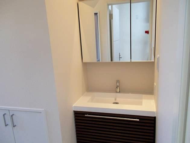 Wash basin, toilet. Indoor (12 May 2013) Shooting