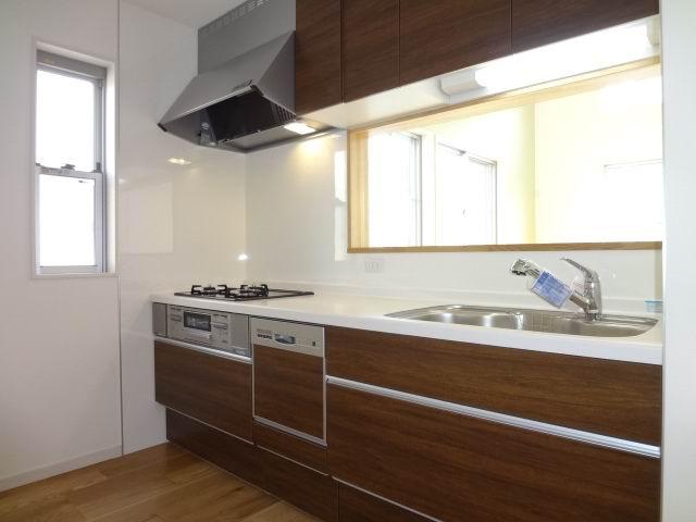Kitchen. Second floor kitchen. Glass top stove ・ Water purifier built-in shower faucet ・ Dish washing dryer with system Kitchen. 