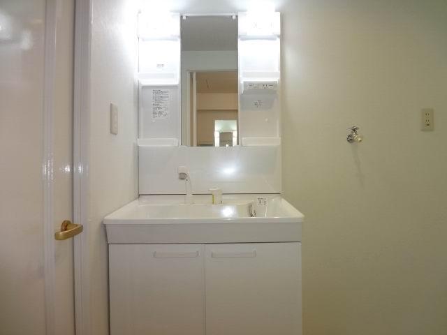 Wash basin, toilet. Powder Room. cross ・ CF Hakawa. Shampoo is a dresser already replaced.