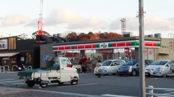 Convenience store. It is about a 3-minute walk to the 200m thanks to a convenience store