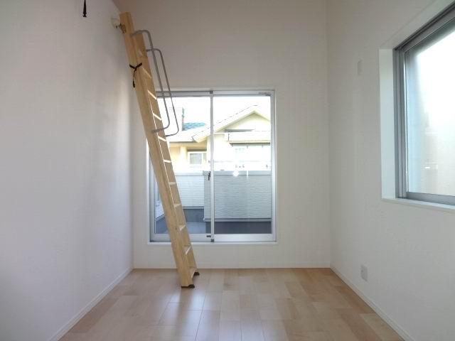 Non-living room. 2 Kaiyoshitsu 6 Pledge. balcony ・ loft ・ With closet. It is a two-sided lighting. 