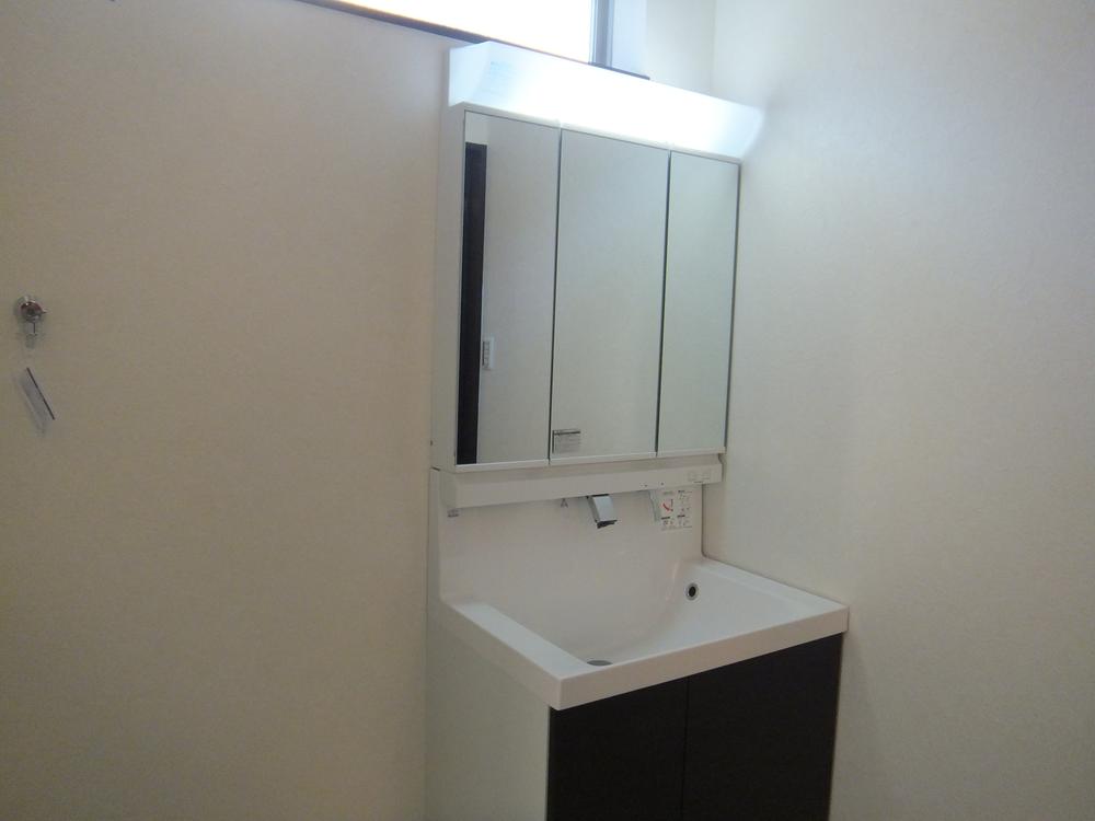 Wash basin, toilet. Interior